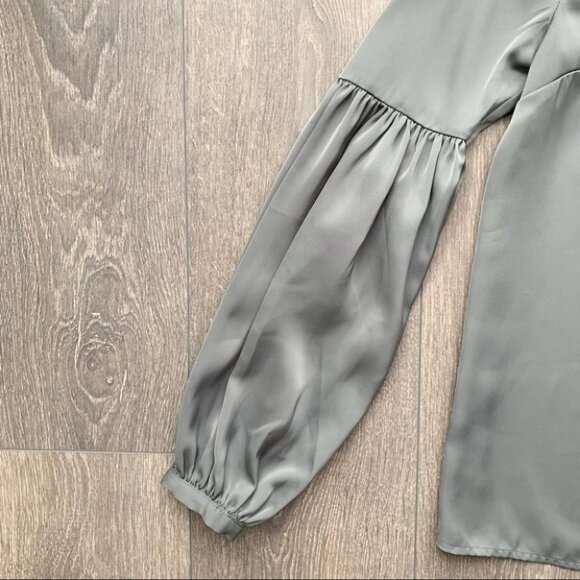 L'Academie Revolve Maya Blouse Olive Green V-Neck Long Blouson Sleeve Size XS - Picture 11 of 16